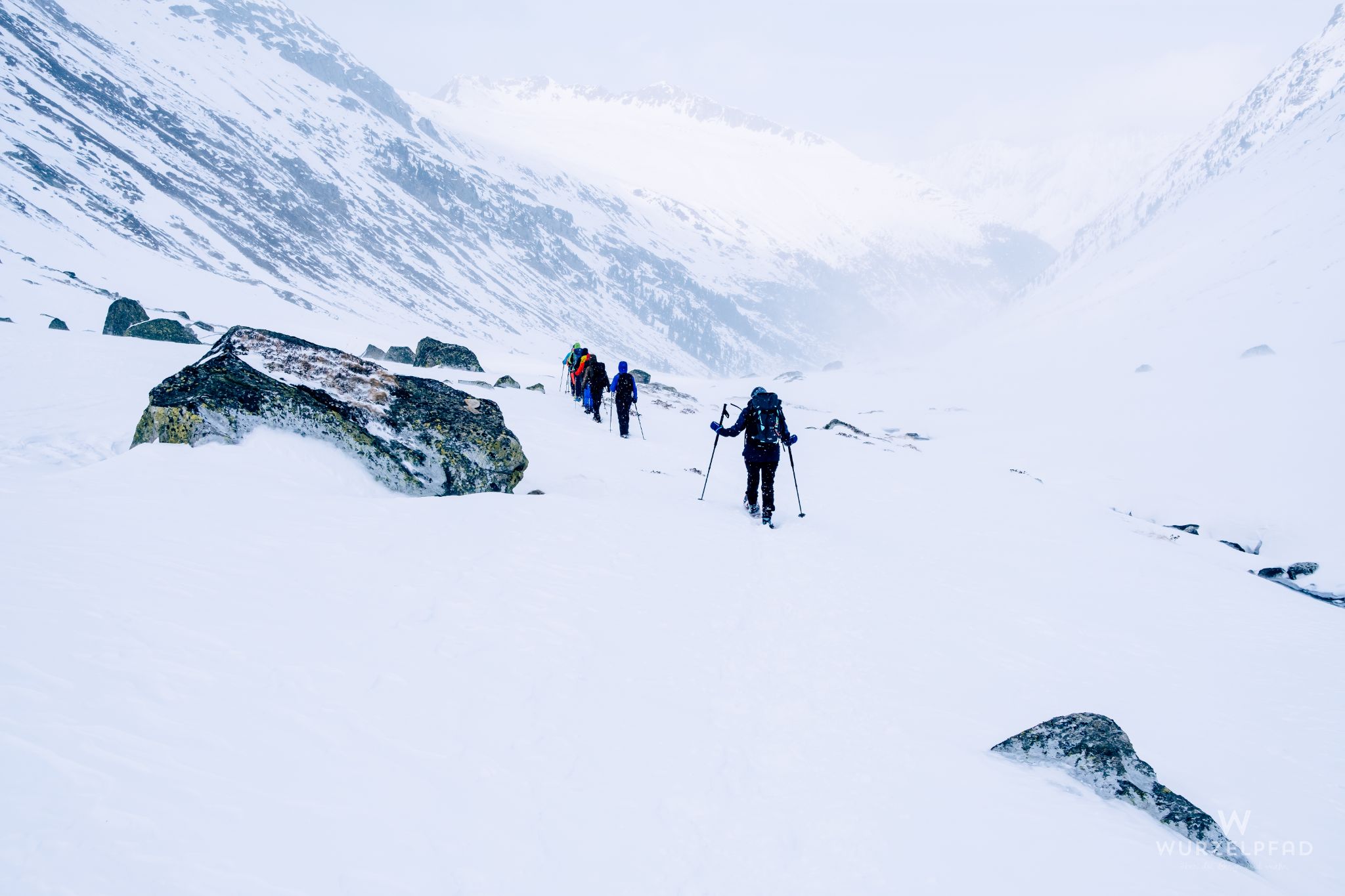 Schneeschuhgrüpplein im Abstieg